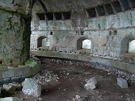 Interior de las caballerizas, entre el fortín y el edificio principal